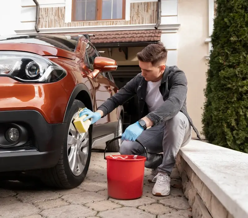 Lavage auto à domicile Concoret : professionnel intervenant sur un véhicule